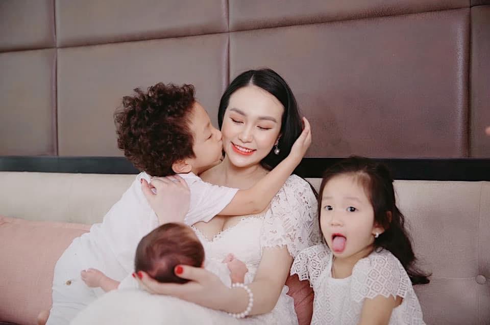 Bà xã Tuấn Hưng chia sẻ khoảnh khắc đáng yêu bên 3 con "đủ nếp, đủ tẻ".