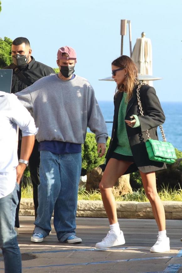 Justin Bieber đeo phụ kiện lạc quẻ nhưng CĐM chỉ dán mắt vào cô vợ-3