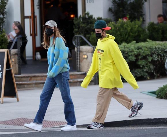 Justin Bieber đeo phụ kiện lạc quẻ nhưng CĐM chỉ dán mắt vào cô vợ-5