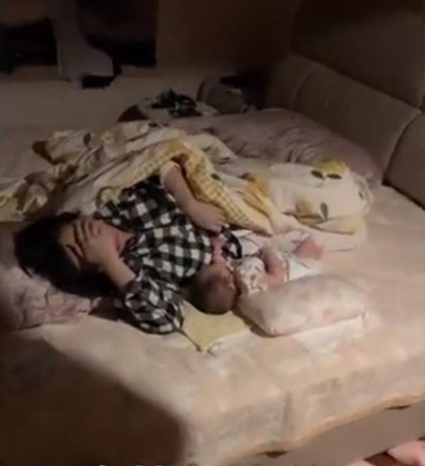 Chồng người ta: Vợ tắc tia sữa kèm sốt cao, thức cả đêm chăm sóc-1