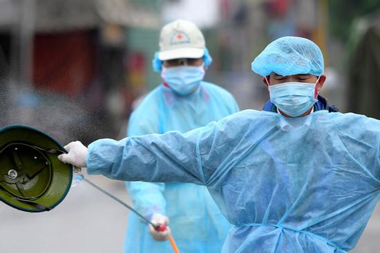 Tuyệt đối không phun khử khuẩn lên người bệnh nhân, nhân viên y tế