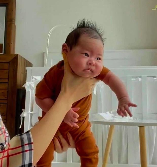 Quế Vân gây hốt hoảng khi 1 tay nhấc bổng con trai 1 tháng tuổi-3