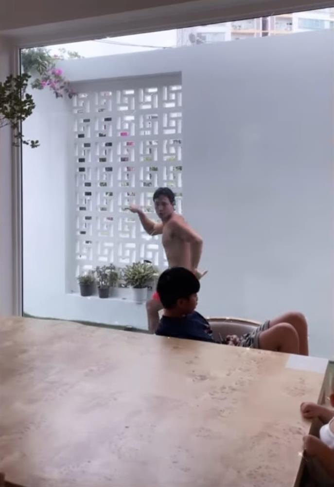 Kim Lý bung lụa làm trò, Lisa phấn khích quẩy cực sung-12