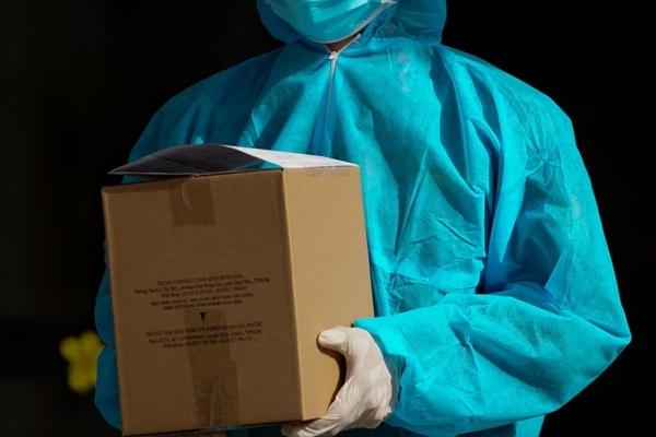 Chàng trai đáp chuyến bay đến mừng sinh nhật lần thứ 20 của bạn gái-6