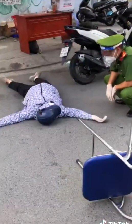 Bị hỏi vì vi phạm giãn cách, bà cô bất ngờ nằm vật ra ăn vạ-3