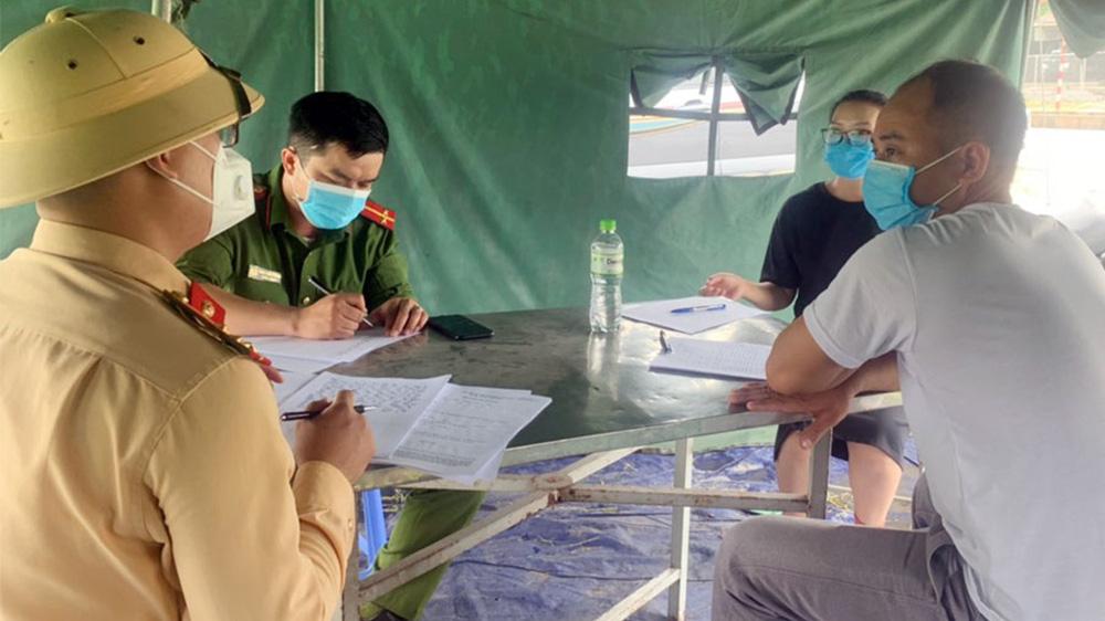 Chui vào cốp xe thông chốt kiểm dịch, bà chị bị tóm gọn-2