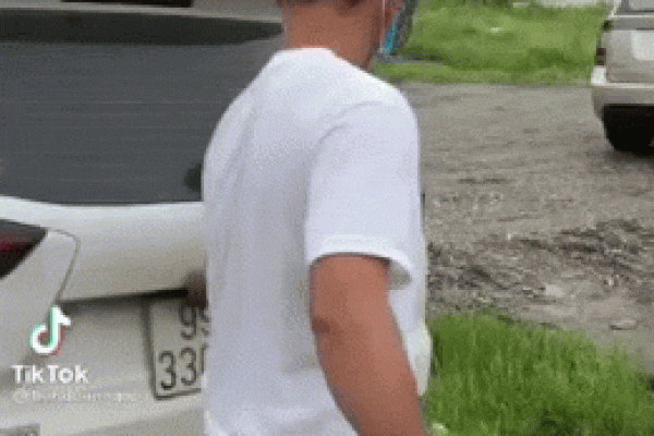 Chui vào cốp xe thông chốt kiểm dịch, bà chị bị tóm gọn