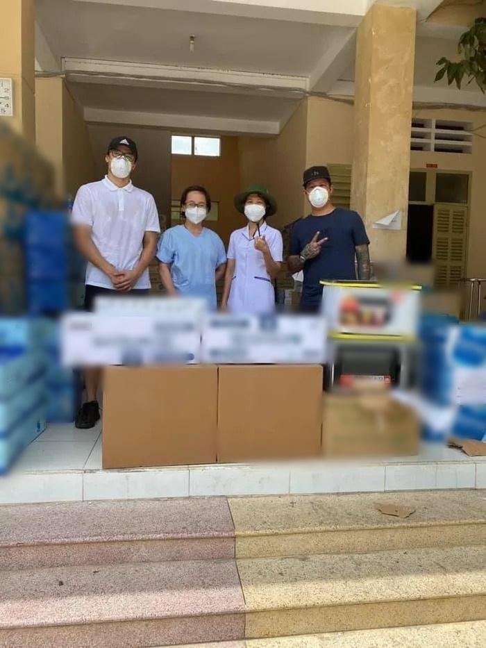 Thủ môn Bùi Tiến Dũng xả vai làm bốc vác khi nghỉ dịch-5