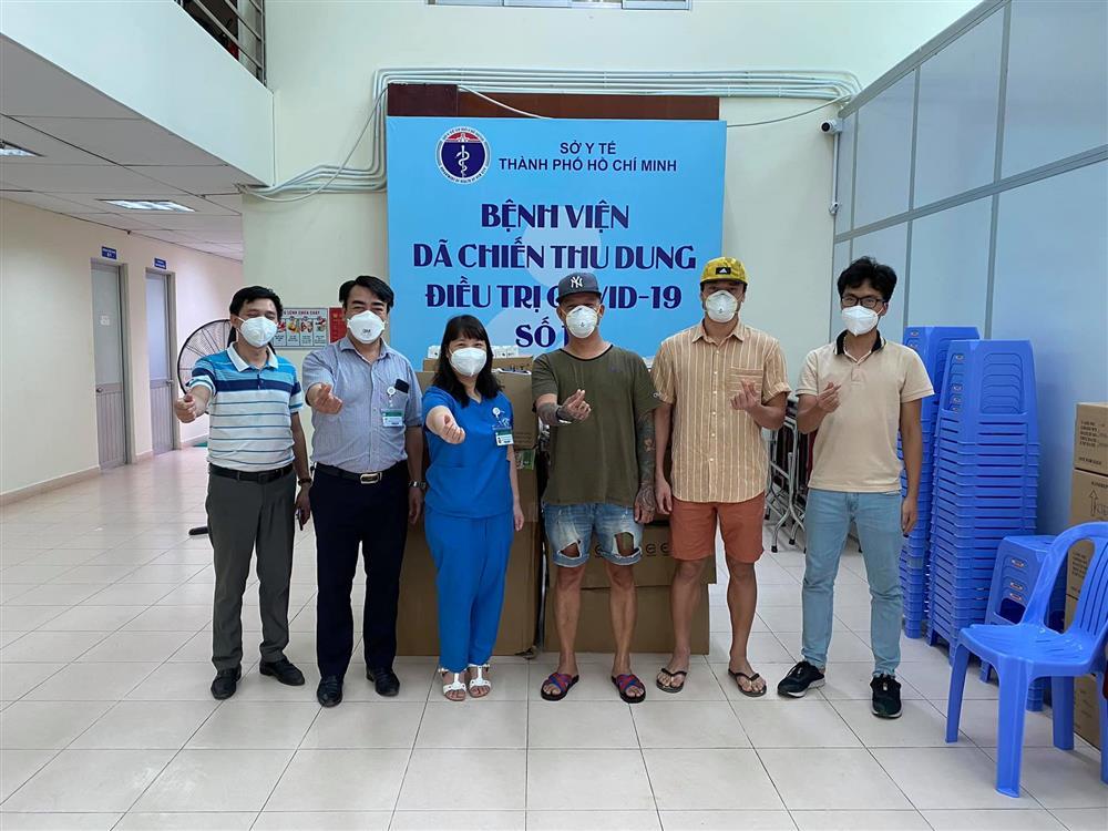 Thủ môn Bùi Tiến Dũng xả vai làm bốc vác khi nghỉ dịch-4