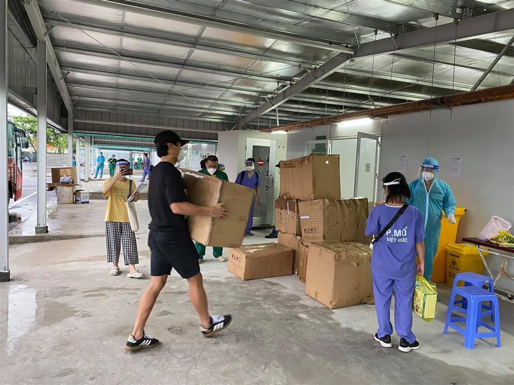 Thủ môn Bùi Tiến Dũng xả vai làm bốc vác khi nghỉ dịch-3