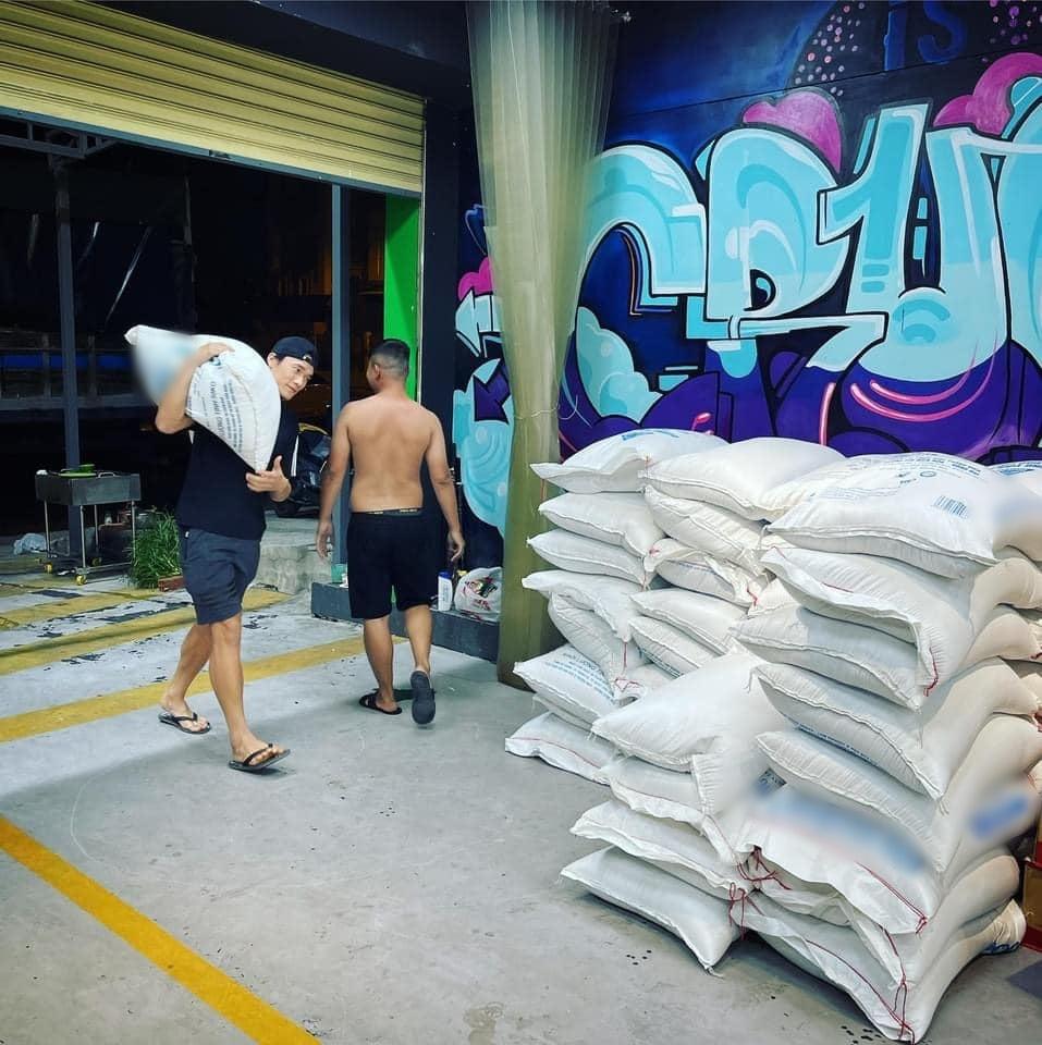 Thủ môn Bùi Tiến Dũng xả vai làm bốc vác khi nghỉ dịch-2