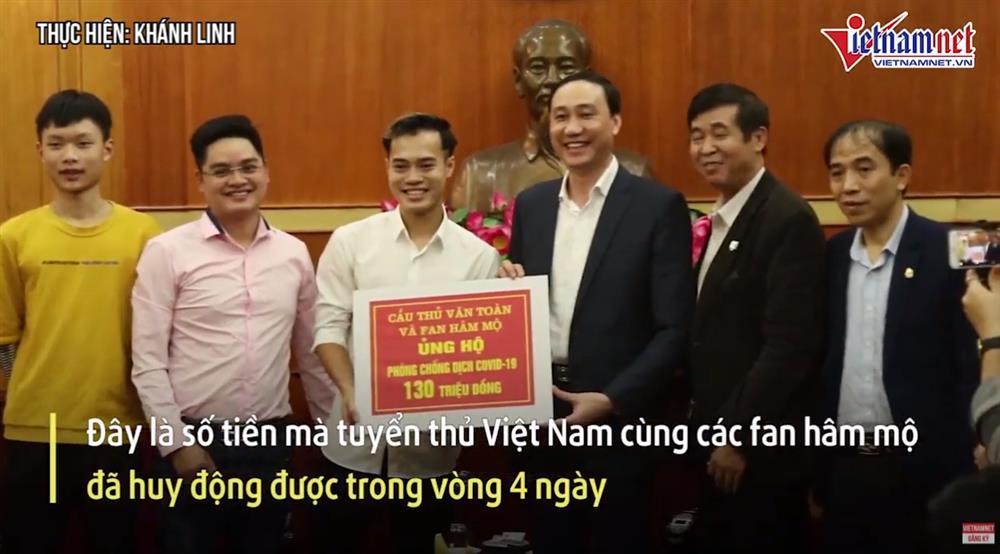 Thủ môn Bùi Tiến Dũng xả vai làm bốc vác khi nghỉ dịch-8