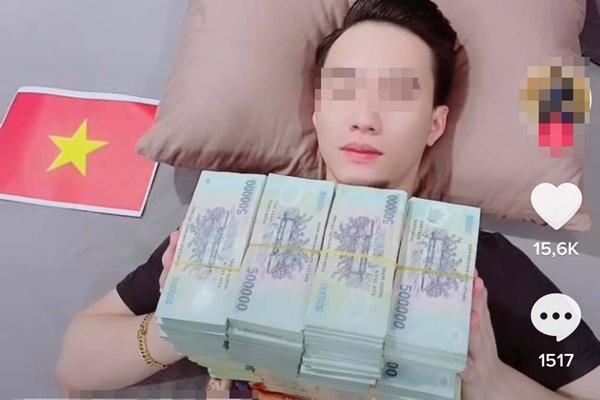 Clip: Phản cảm thanh niên xếp tiền khắp nhà rồi vô tư đạp chân lên-1