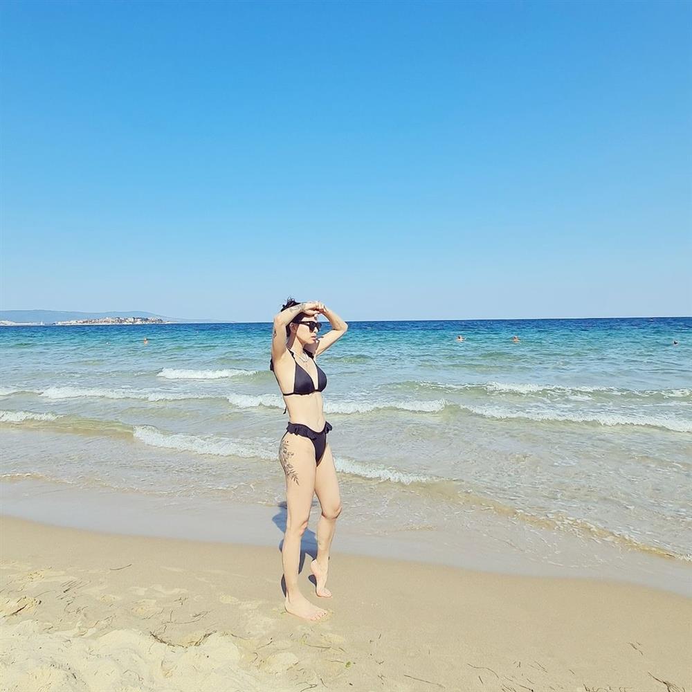 Ngô Thanh Vân khoe hình xăm siêu khủng ở vòng 3 khi diện bikini-1