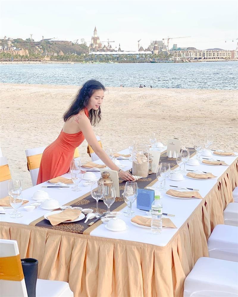 Ngô Thanh Vân khoe hình xăm siêu khủng ở vòng 3 khi diện bikini-3