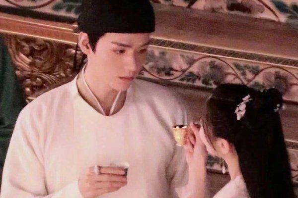 Cung Tuấn nhìn Địch Lệ Nhiệt Ba tình tứ sau hậu trường