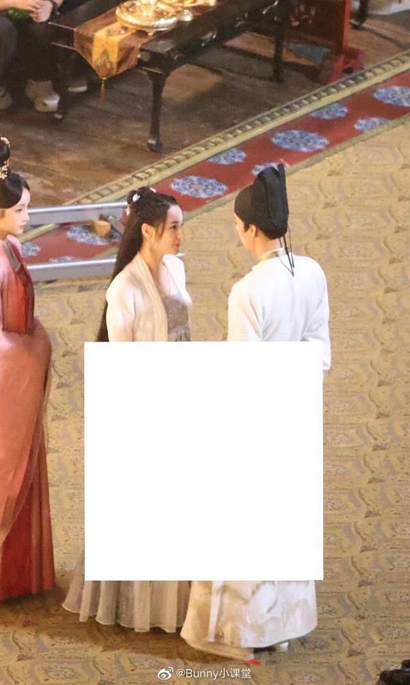 Cung Tuấn nhìn Địch Lệ Nhiệt Ba cực kỳ tình tứ sau hậu trường-1