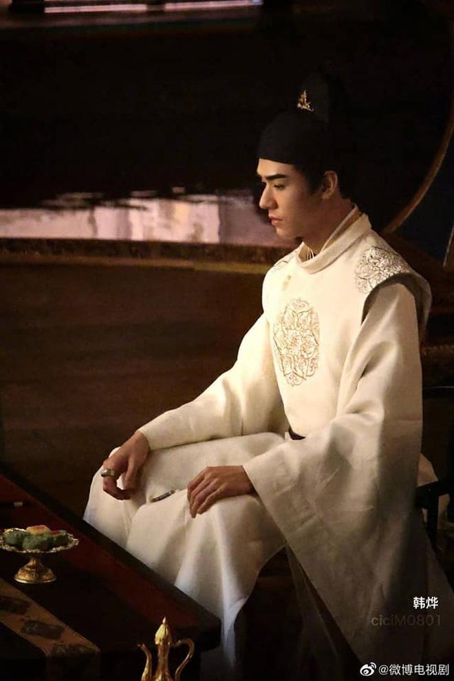 Cung Tuấn nhìn Địch Lệ Nhiệt Ba cực kỳ tình tứ sau hậu trường-3