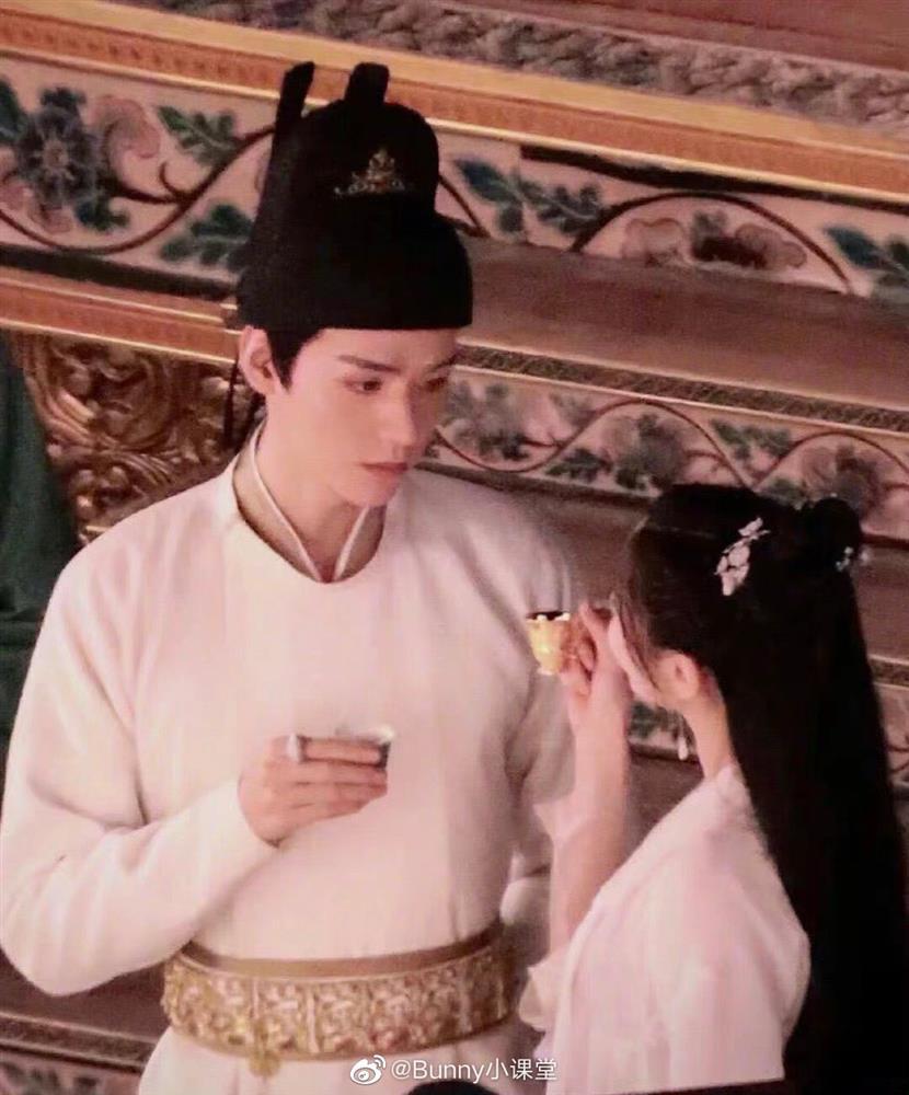 Cung Tuấn nhìn Địch Lệ Nhiệt Ba cực kỳ tình tứ sau hậu trường-2