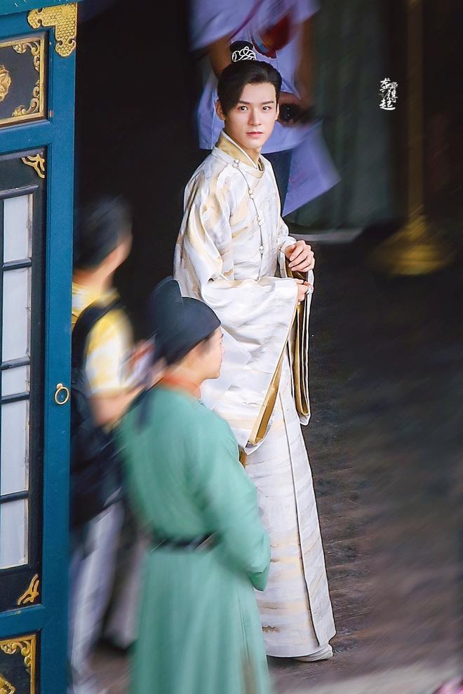 Cung Tuấn nhìn Địch Lệ Nhiệt Ba cực kỳ tình tứ sau hậu trường-5