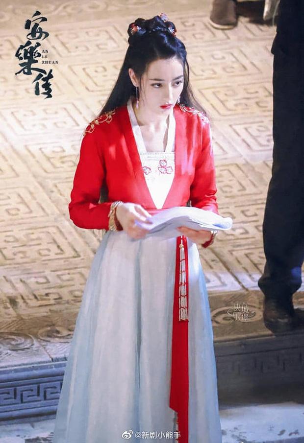 Cung Tuấn nhìn Địch Lệ Nhiệt Ba cực kỳ tình tứ sau hậu trường-8