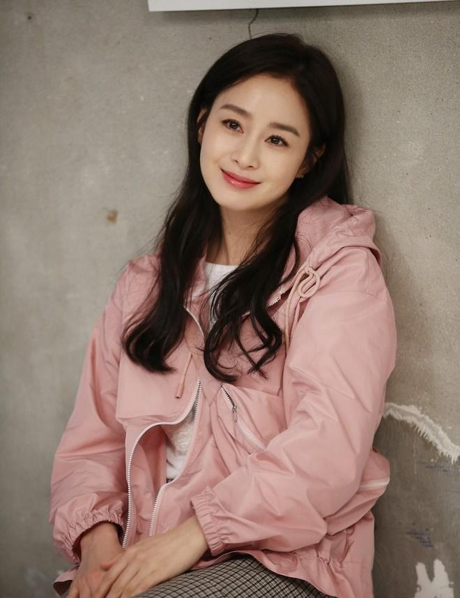 Bí quyết giữ làn da luôn trẻ đẹp tuổi tứ tuần của Kim Tae Hee-5