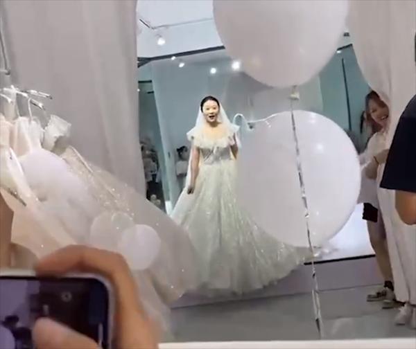 Dẫn bạn gái đi thử váy cưới, chàng trai khiến cả tiệm váy cưới náo loạn-2