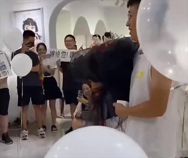 Dẫn bạn gái đi thử váy cưới, chàng trai khiến cả tiệm váy cưới náo loạn-3