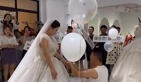 Dẫn bạn gái đi thử váy cưới, chàng trai khiến cả tiệm váy cưới náo loạn-4
