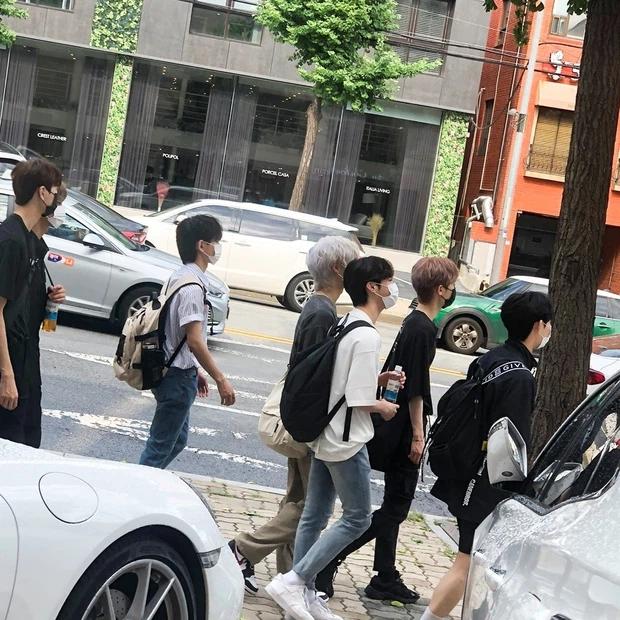 Hanbin lộ diện và có hành động đặc biệt khiến fan Việt ấm lòng-1