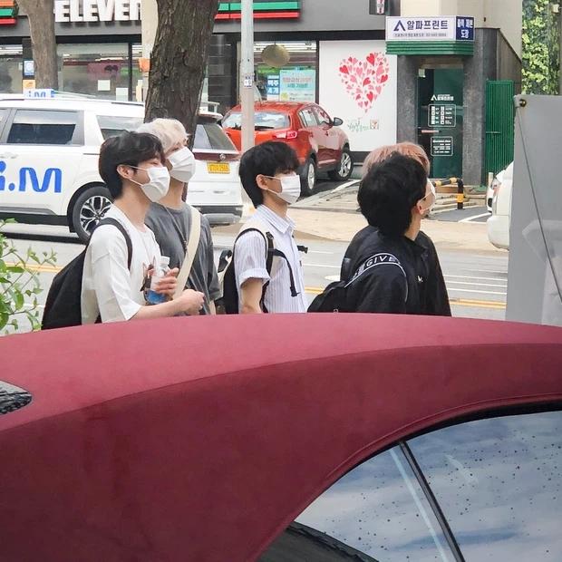 Hanbin lộ diện và có hành động đặc biệt khiến fan Việt ấm lòng-2