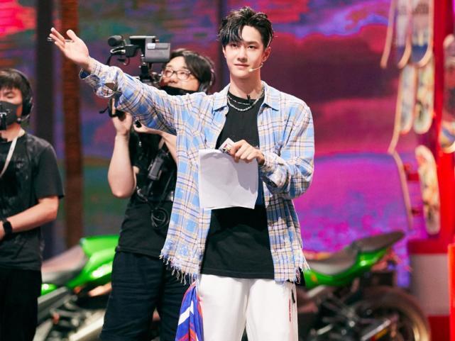 Trang phục cực chất của Vương Nhất Bác trong Street Dance 4-7