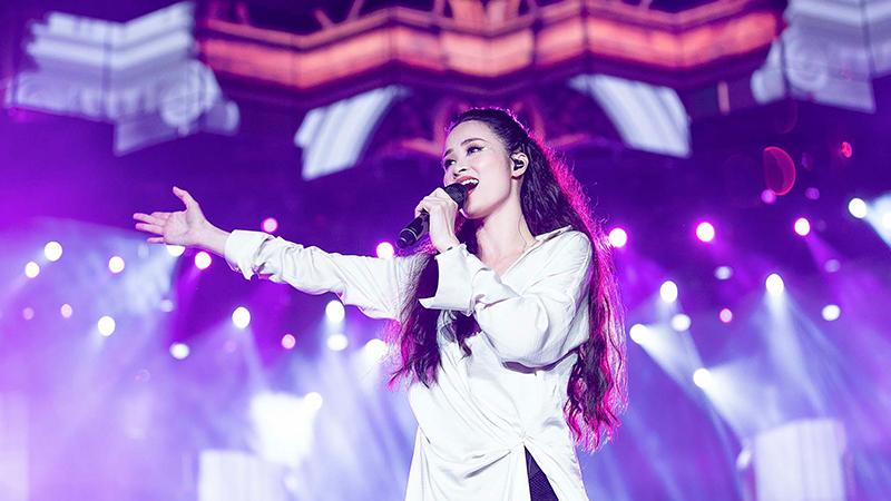 Đông Nhi xử lý cực pro với sự cố đạo cụ đổ đè người trong liveshow-5