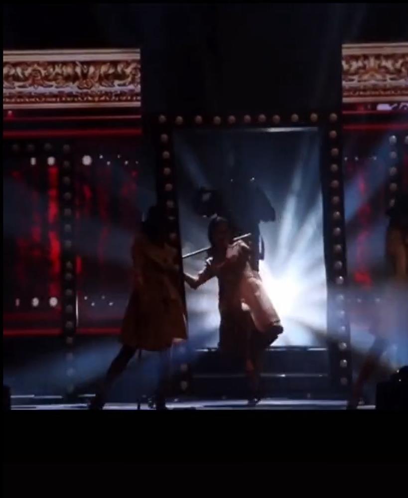 Đông Nhi xử lý cực pro với sự cố đạo cụ đổ đè người trong liveshow-2