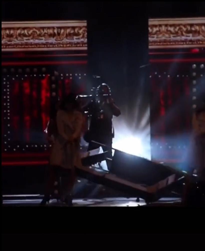 Đông Nhi xử lý cực pro với sự cố đạo cụ đổ đè người trong liveshow-3