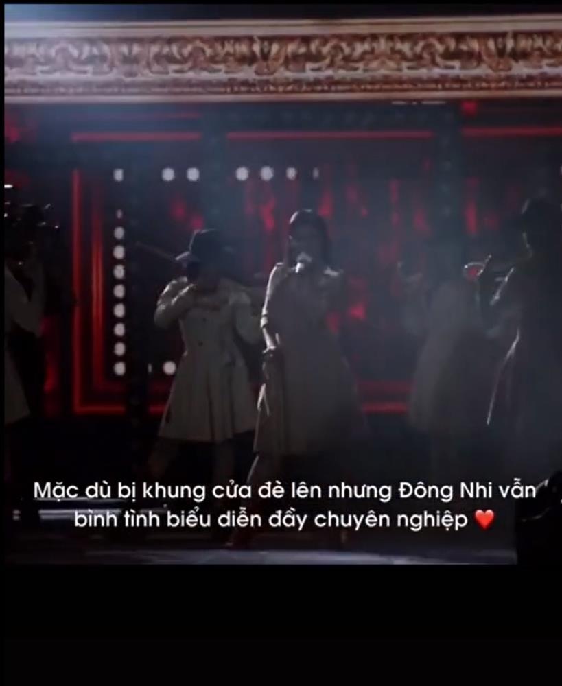 Đông Nhi xử lý cực pro với sự cố đạo cụ đổ đè người trong liveshow-4