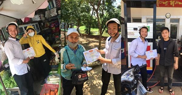 Lần đầu nhận giấy khen, nam sinh hành động khiến cô giáo thót tim-1