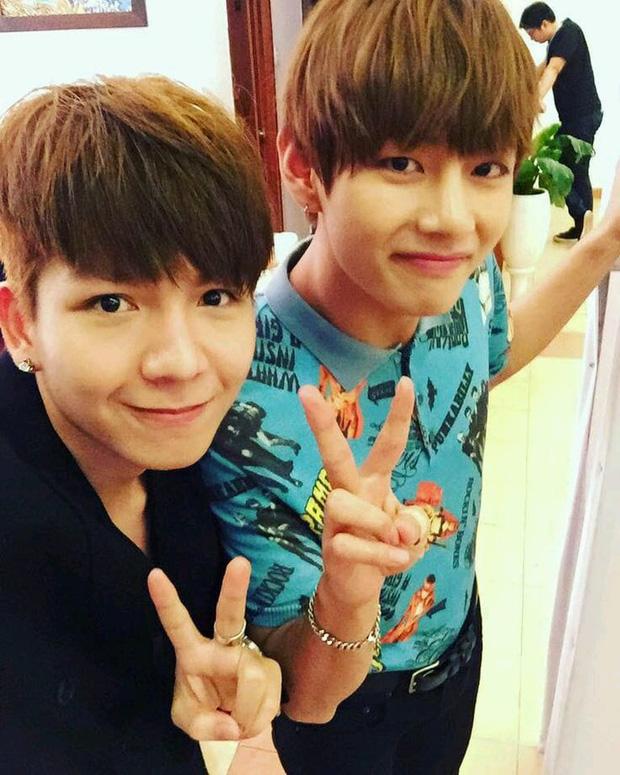 V (BTS) chụp hình với anh em sinh đôi, fan Kelvin Khánh stan BTS chưa?-1