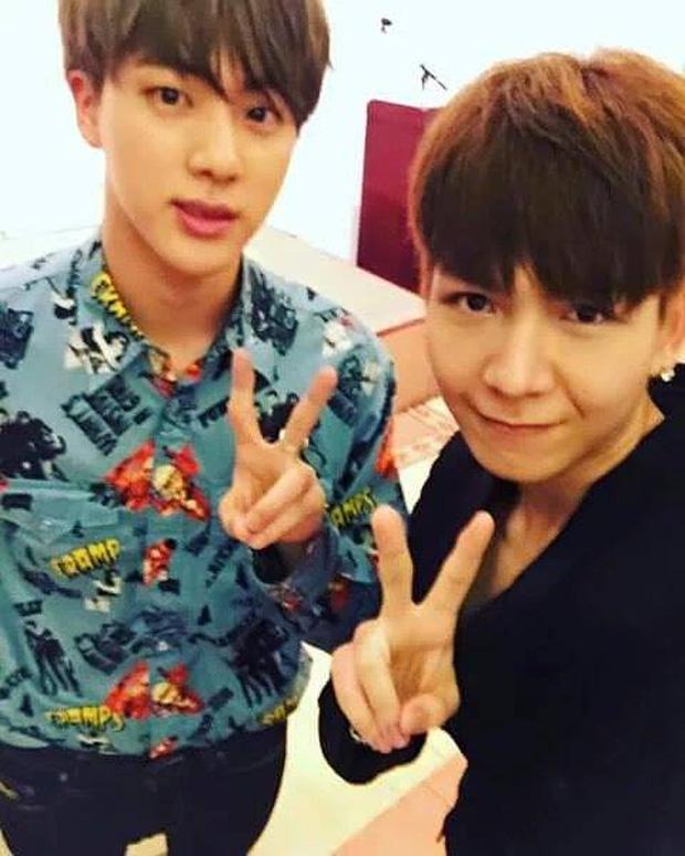 V (BTS) chụp hình với anh em sinh đôi, fan Kelvin Khánh stan BTS chưa?-2