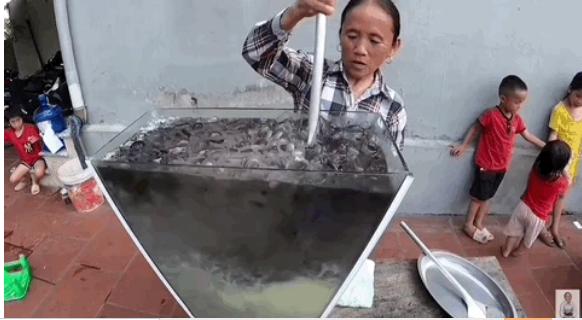 Sự thật tin đồn Bà Tân Vlog làm nước cống 50 lít để đãi các cháu-4