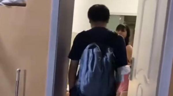 Chàng trai đáp chuyến bay đến mừng sinh nhật lần thứ 20 của bạn gái-3