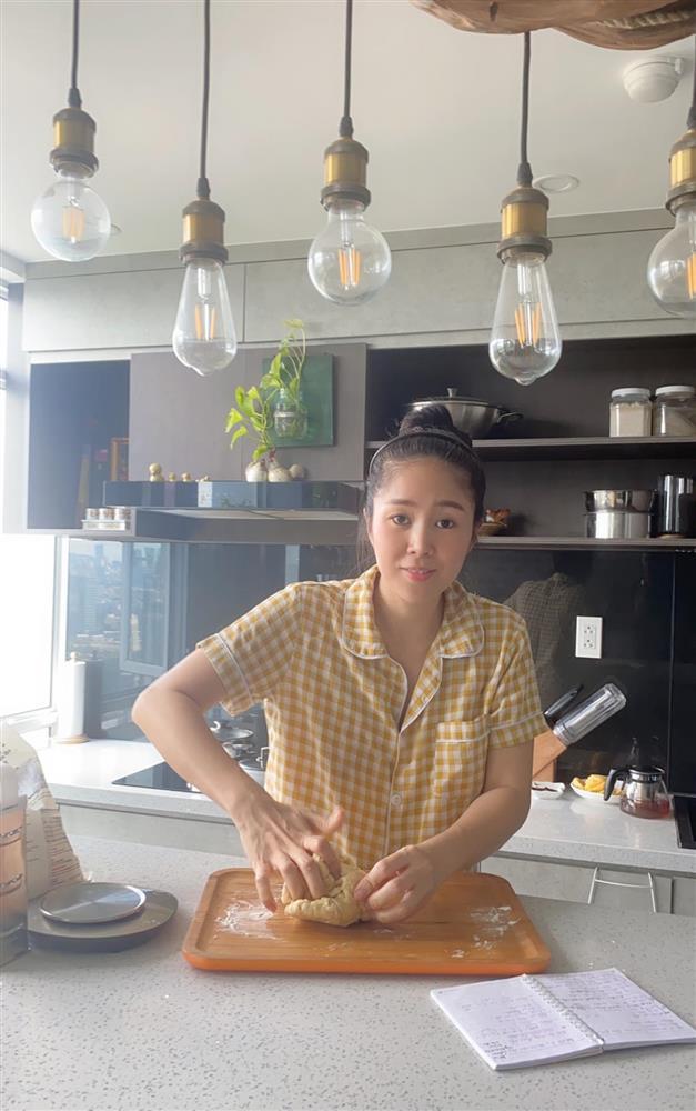 Lê Phương bị xóc xiểm suốt ngày ăn ngon mùa dịch-1