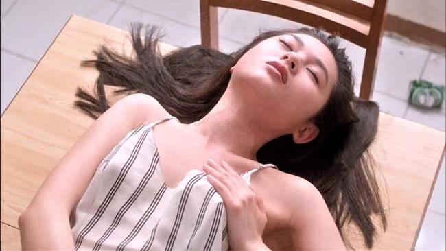 Cảnh nóng cựu nữ thần phim 18+ bị đồng nghiệp nam sàm sỡ-10