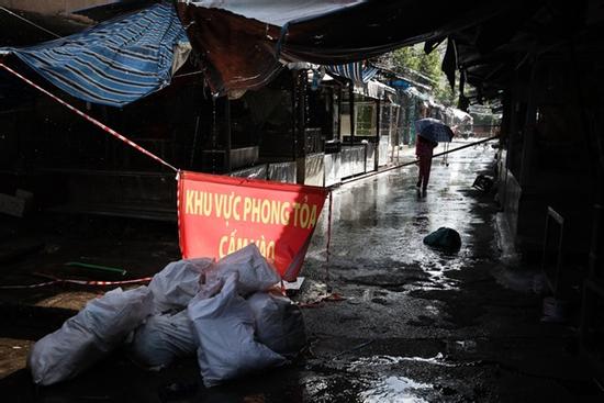 TP.HCM muốn sớm mở lại chợ, quận huyện nói khó