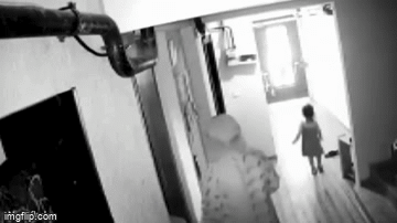 Thang máy đóng đột ngột, kéo theo bé 2 tháng nằm xe đẩy-1