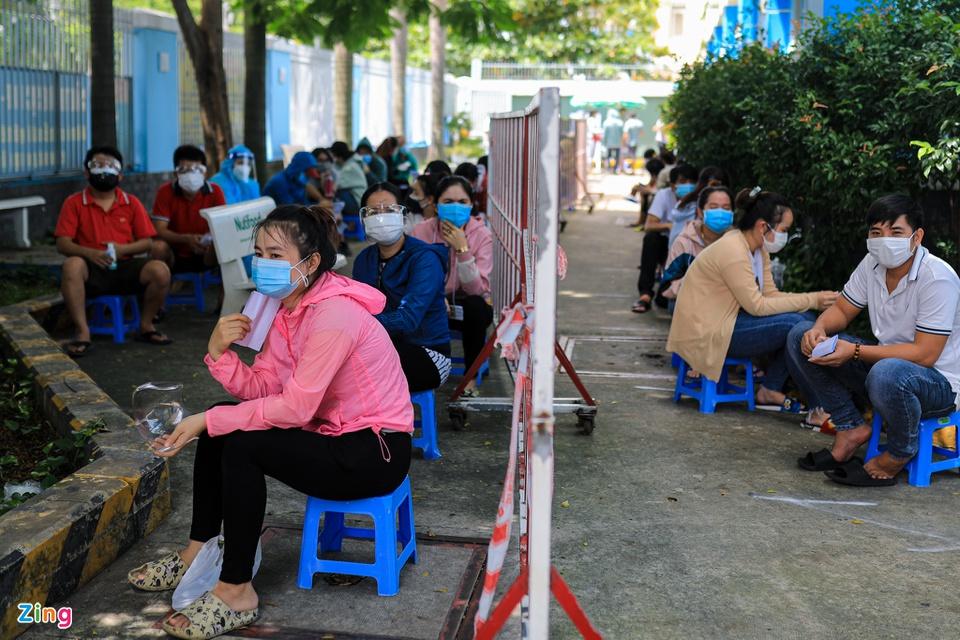 Người dân TP.HCM xếp hàng trong ngày thứ 2 tiêm vaccine Sinopharm-3