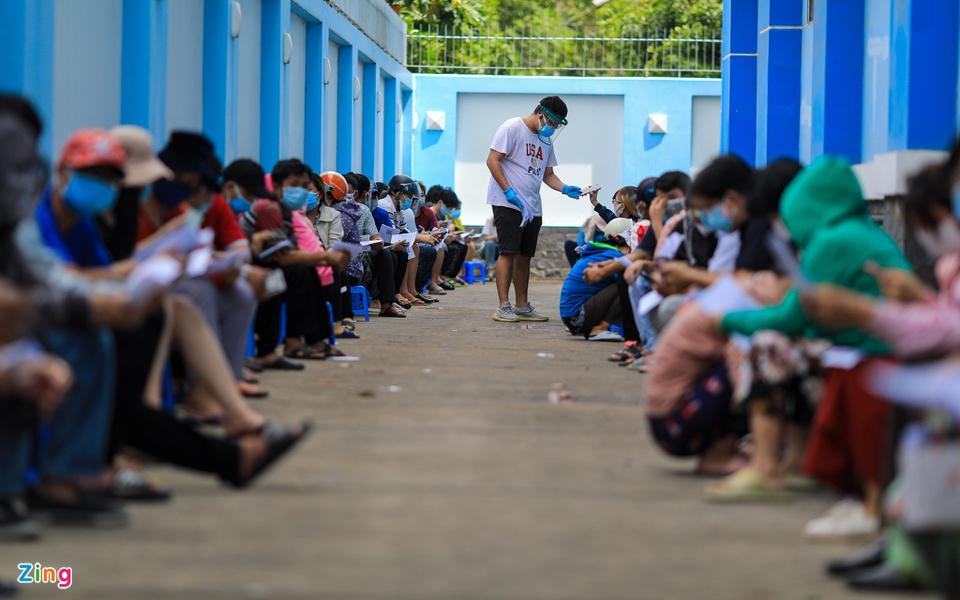 Người dân TP.HCM xếp hàng trong ngày thứ 2 tiêm vaccine Sinopharm-4