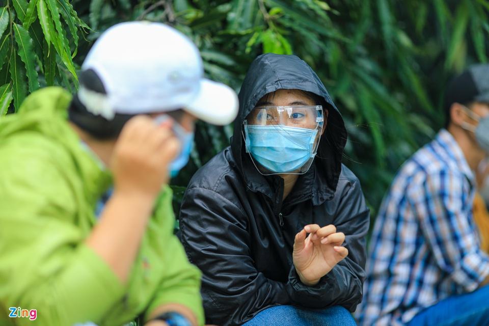 Người dân TP.HCM xếp hàng trong ngày thứ 2 tiêm vaccine Sinopharm-6