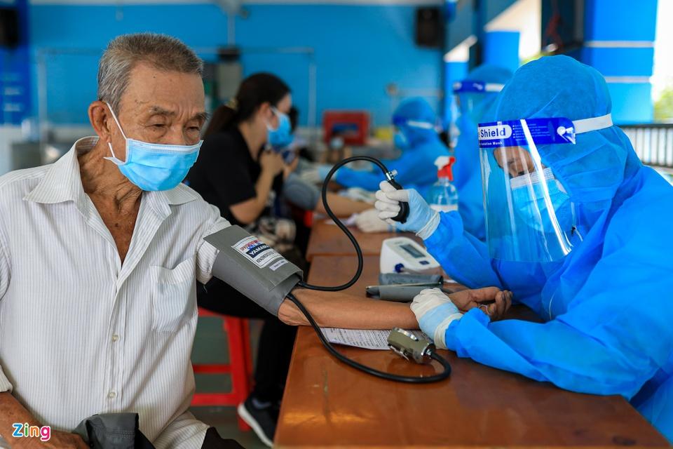 Người dân TP.HCM xếp hàng trong ngày thứ 2 tiêm vaccine Sinopharm-7