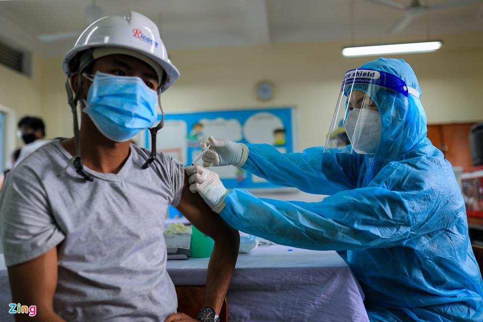 Người dân TP.HCM xếp hàng trong ngày thứ 2 tiêm vaccine Sinopharm-8